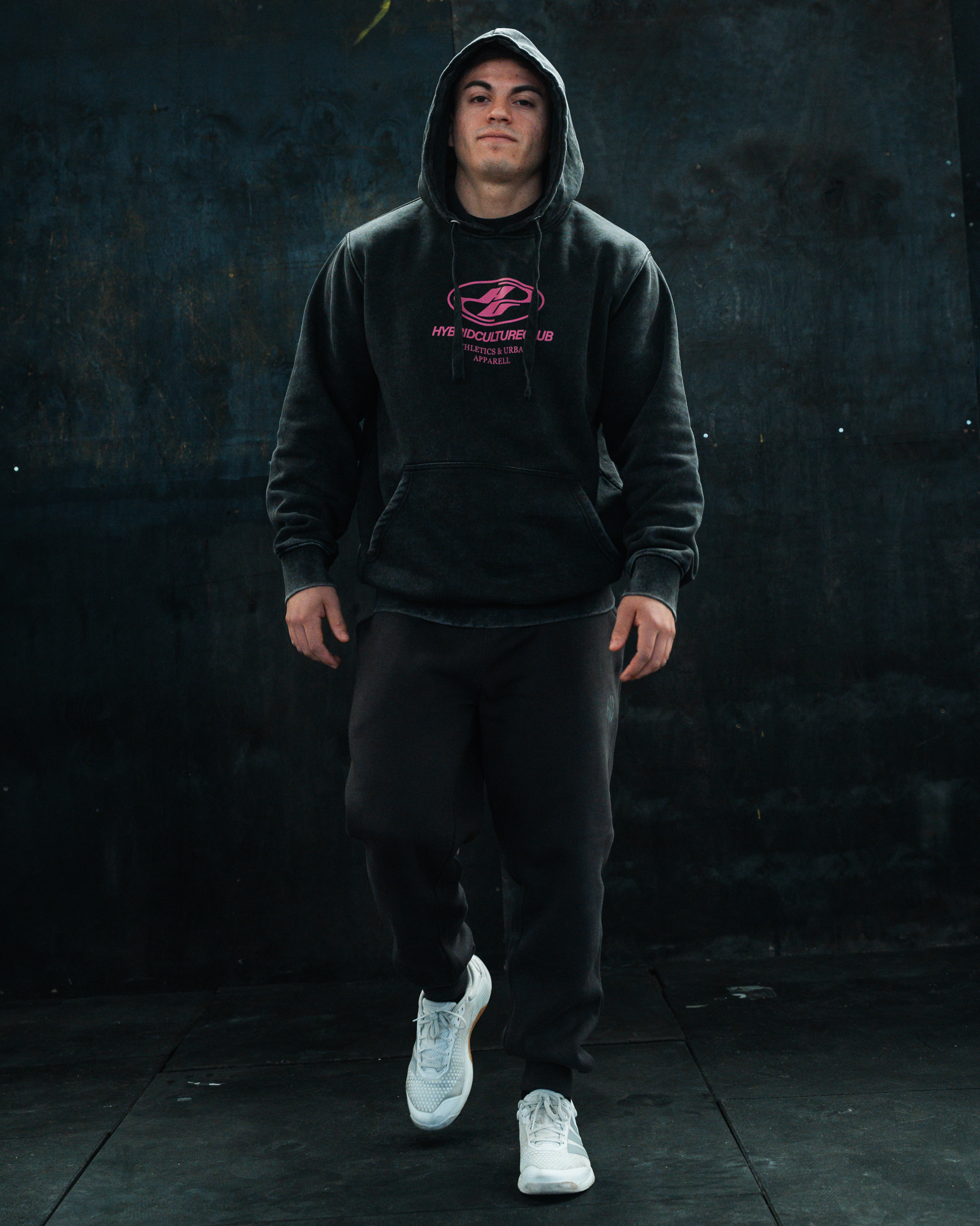 Atleta usando polerón acid wash Hybrid Culture