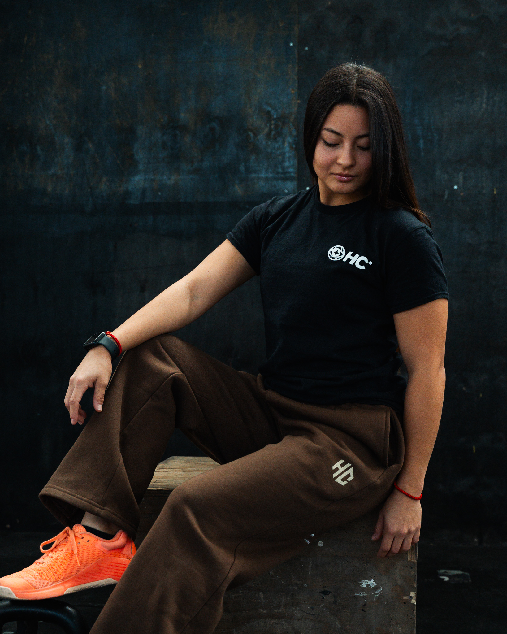 Atleta usando polera negra y buzo café Hybrid Culture