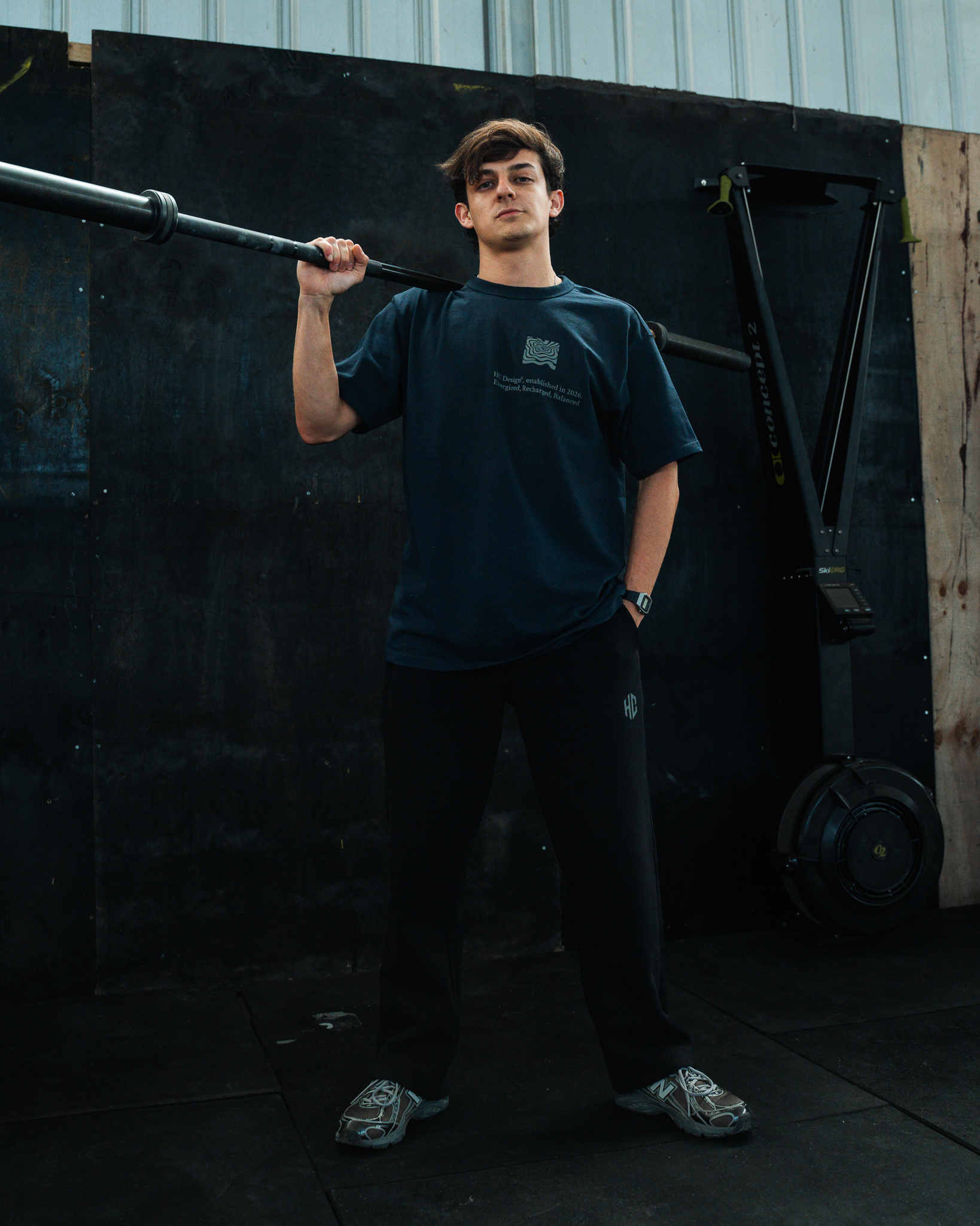 Atleta usando polera negra y buzo baggy negro Hybrid Culture