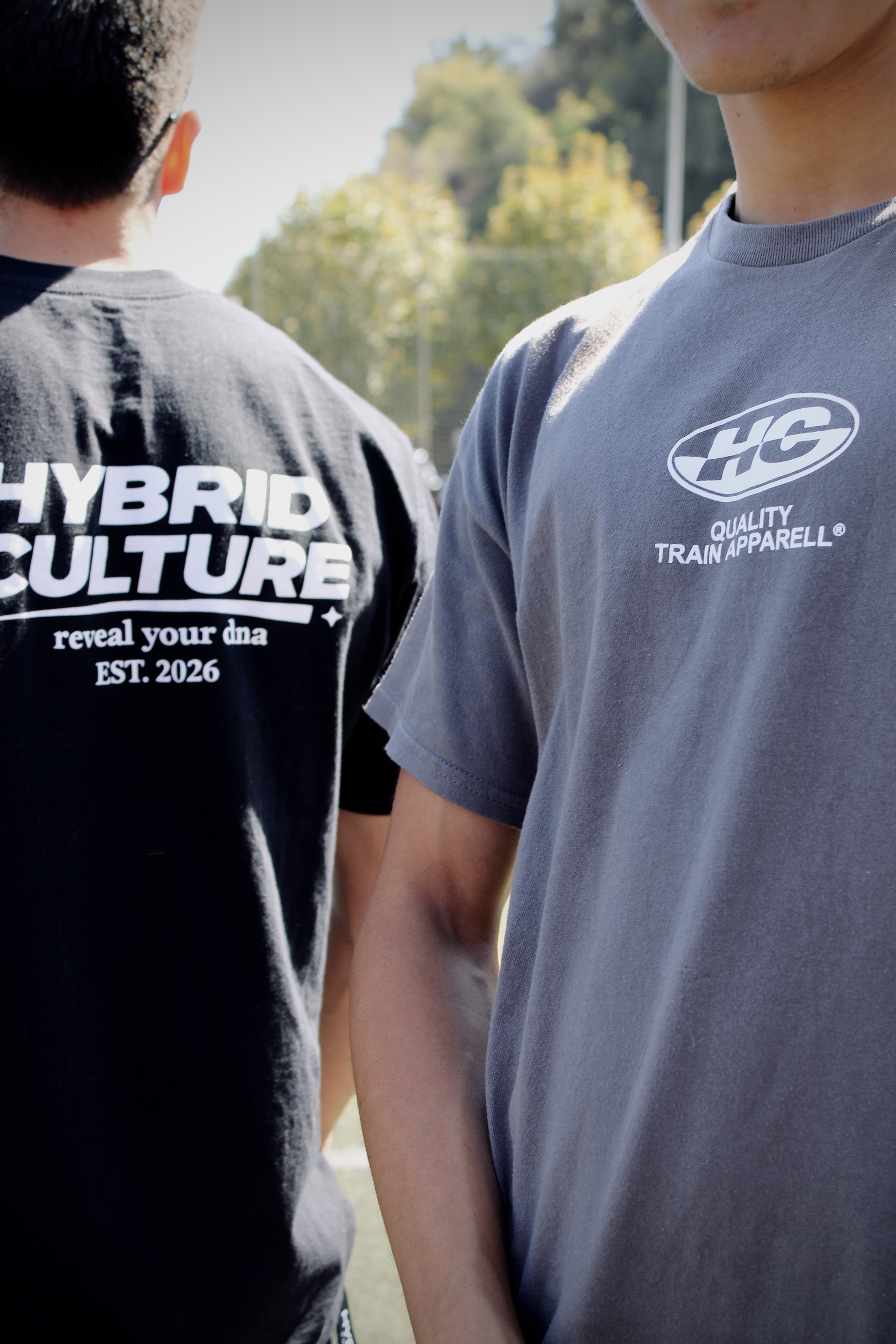 Poleras Hybrid Culture negra y gris en la campaña principal
