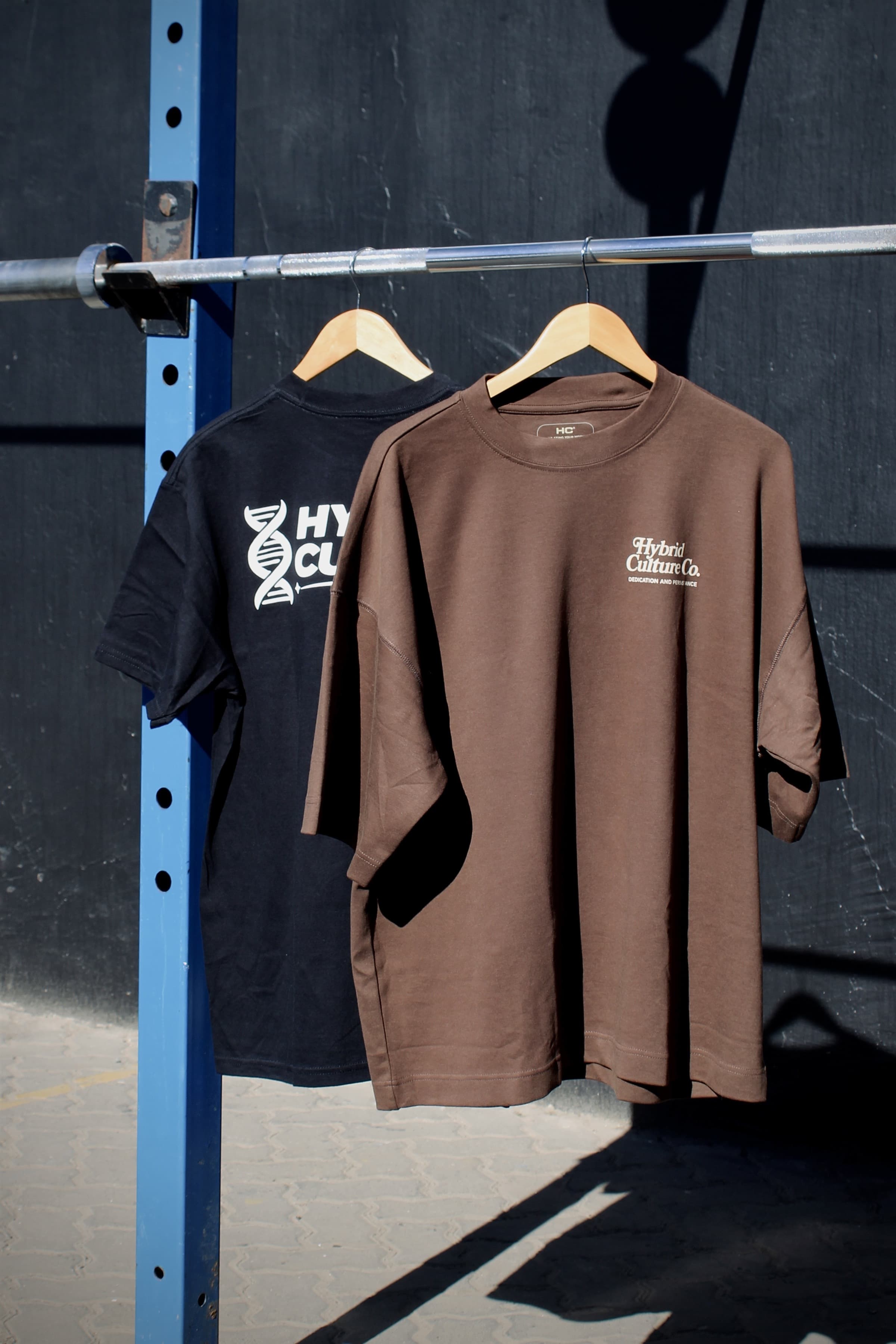 Poleras del Drop 01 exhibidas en el box