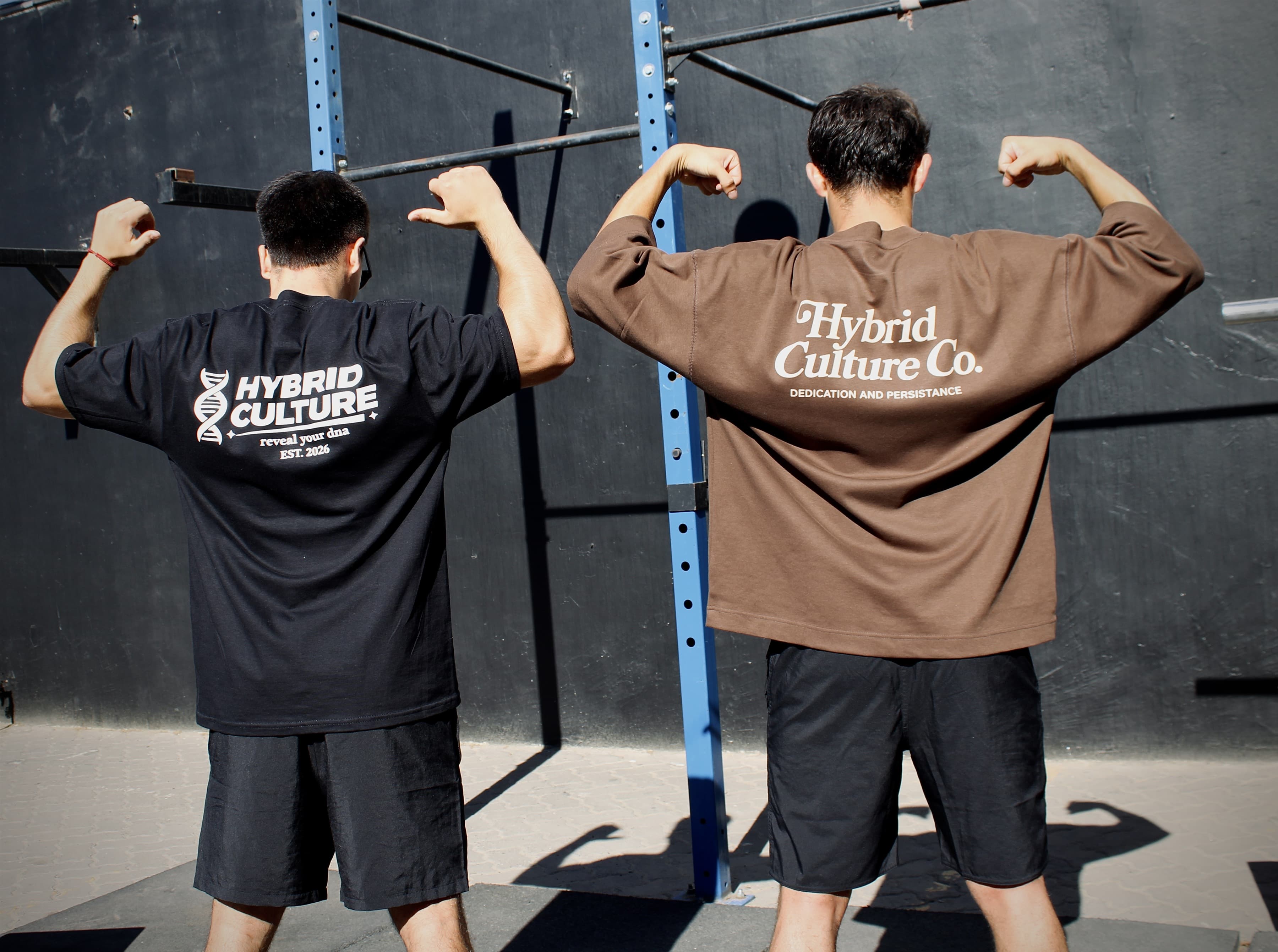 Modelos usando las poleras del Drop 01