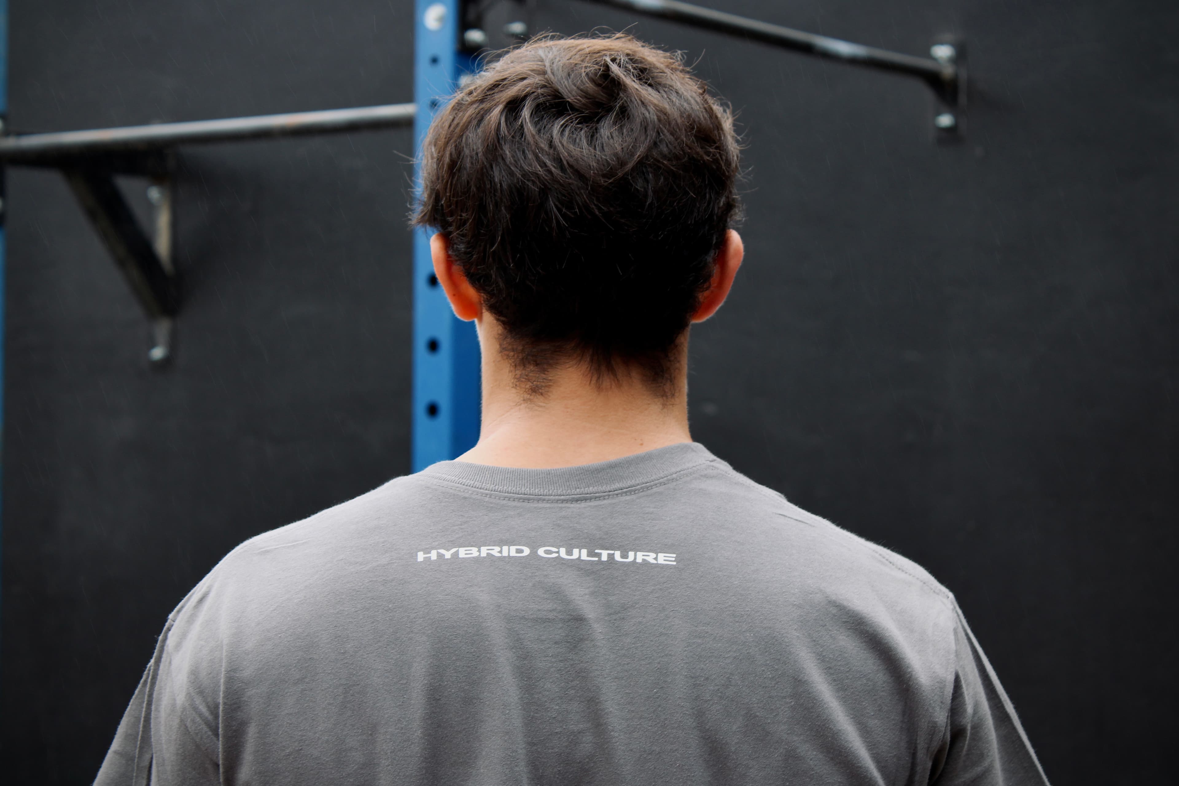 Detalle posterior de la polera gris Hybrid Culture